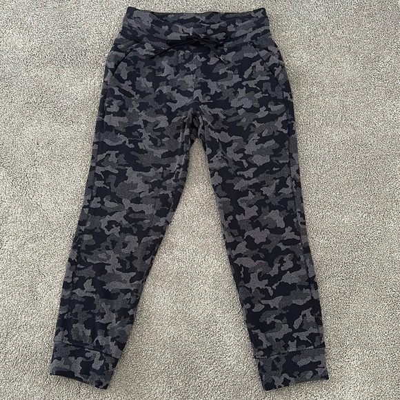 Like new Lululemon Scuba High-Rise Jogger Camo - Picture 1 of 8